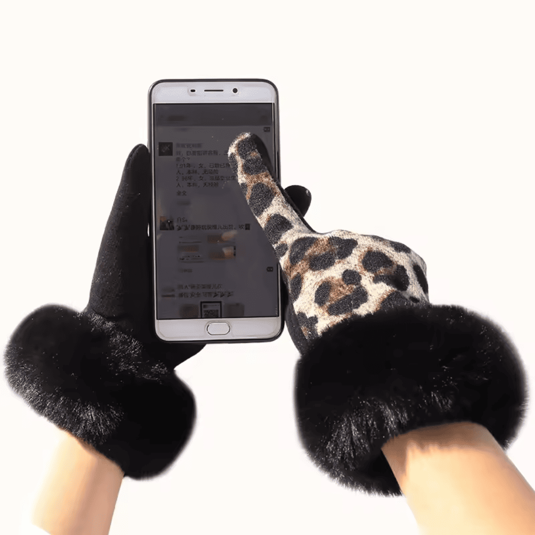 Luva Feminina Animal Print com Detalhe em Pelúcia Forglows